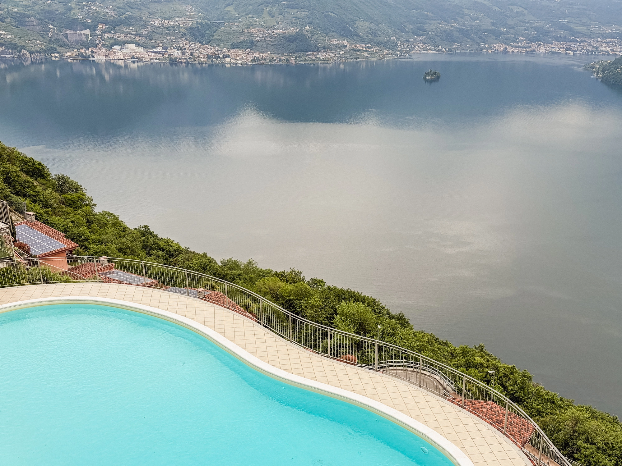 Basen w La Dolce Vista Iseo z panoramicznym widokiem na jezioro Iseo